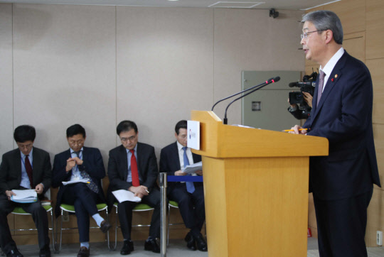 임종룡 금융위원장이 4일 서울 세종로 정부서울청사에서 신년 업무보고에 대한 공식 브리핑을 하고 있다.